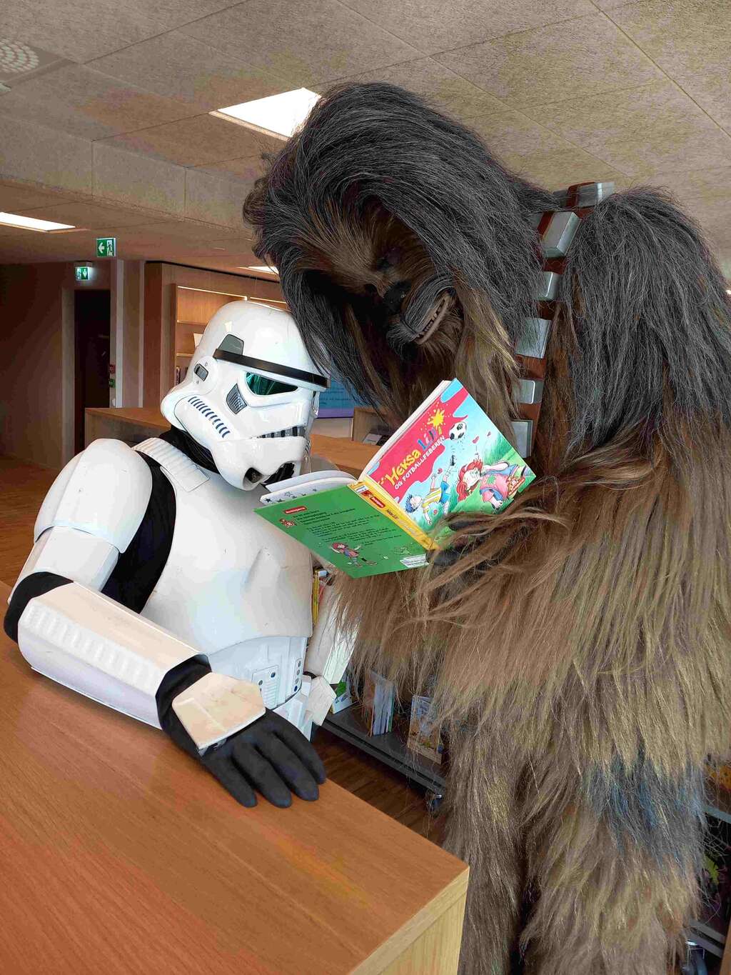 Bilde av Chewbacca og Storm Trooper i biblioteket. Foto: Alice Nordli